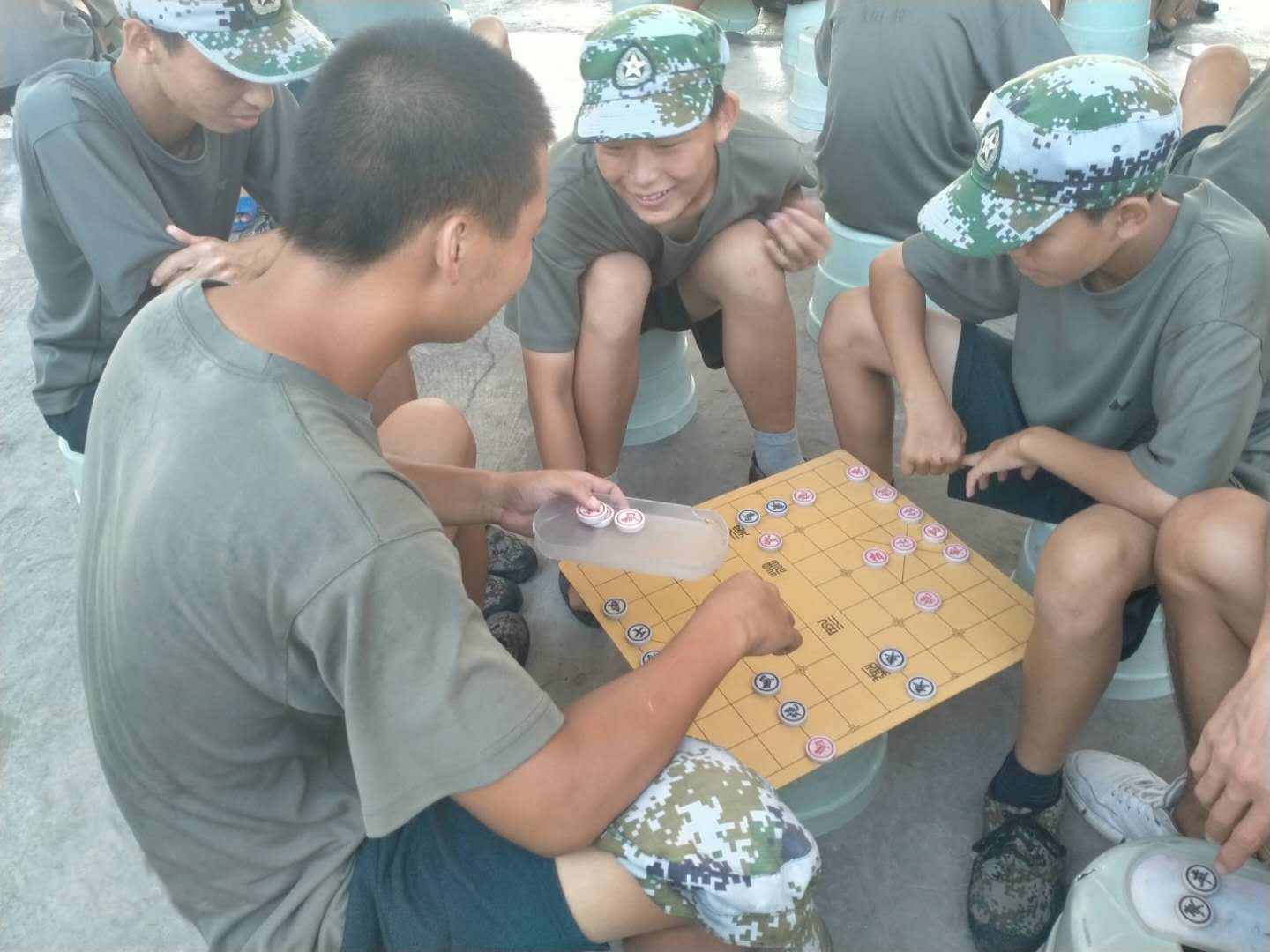 正苗启德特训学校学生下围棋