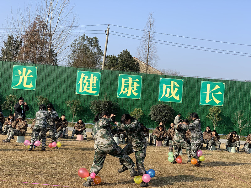 正苗启德学生踩气球游戏
