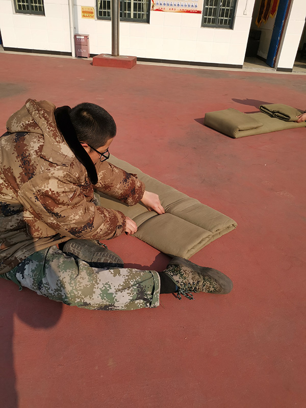 正苗启德特训学校学生叠被子