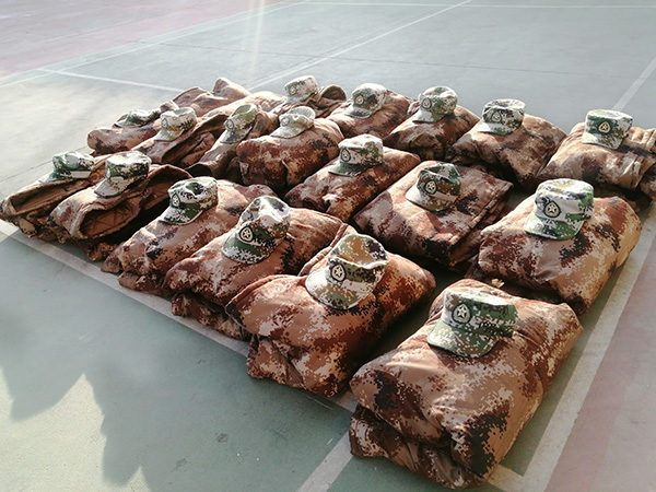 正苗启德特训学校学生叠衣服