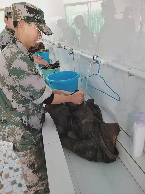 正苗启德特训学校学生洗衣服