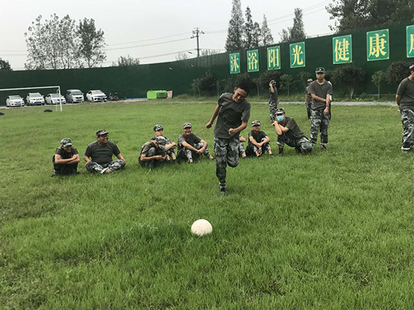 正苗启德特训学校学生户外踢足球
