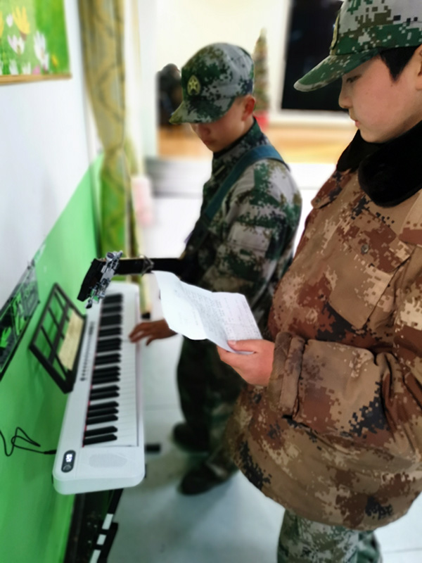 学生学习电子琴