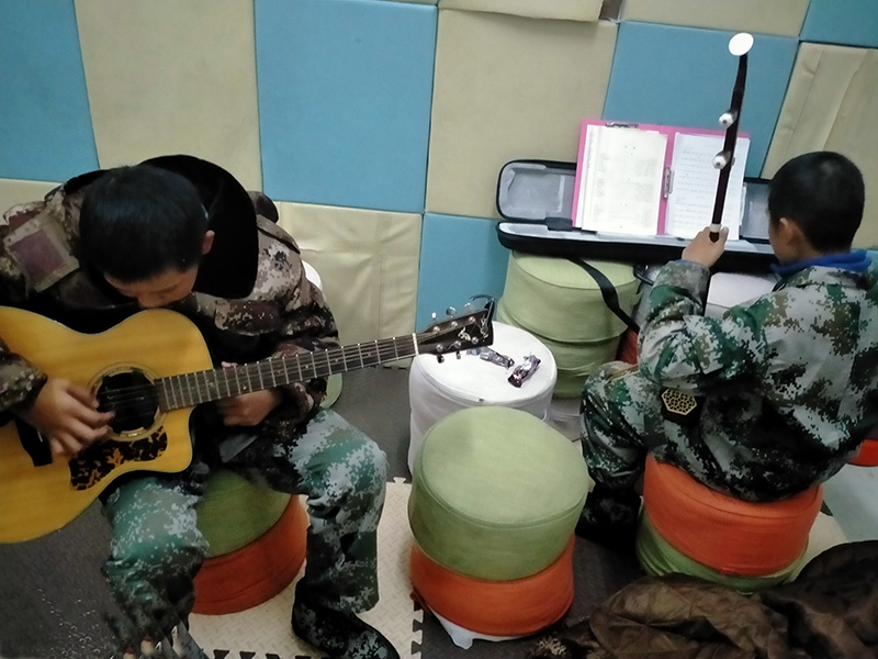 正苗启德学生学习吉他