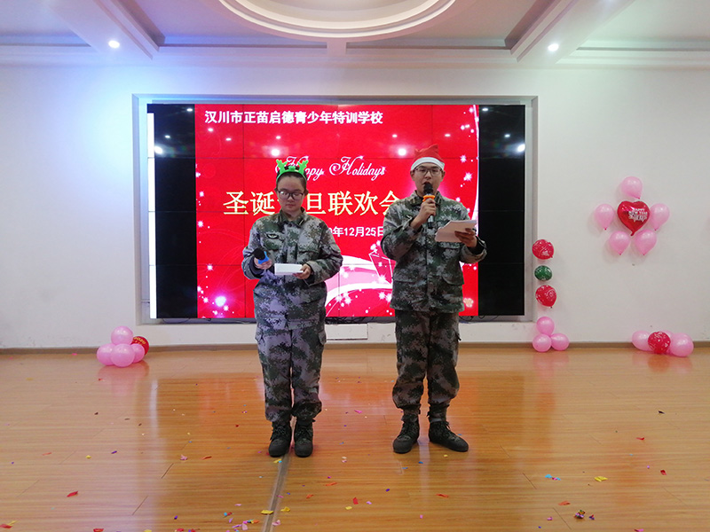 戒网瘾学校学生主持晚会