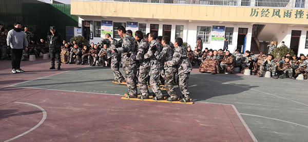 戒网瘾学校户外活动