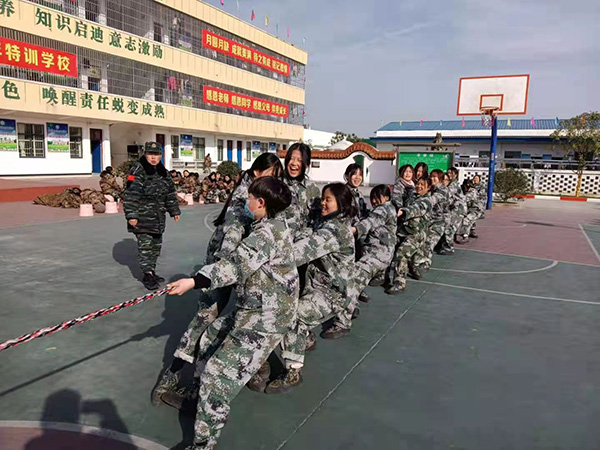 正苗启德学生拔河比赛