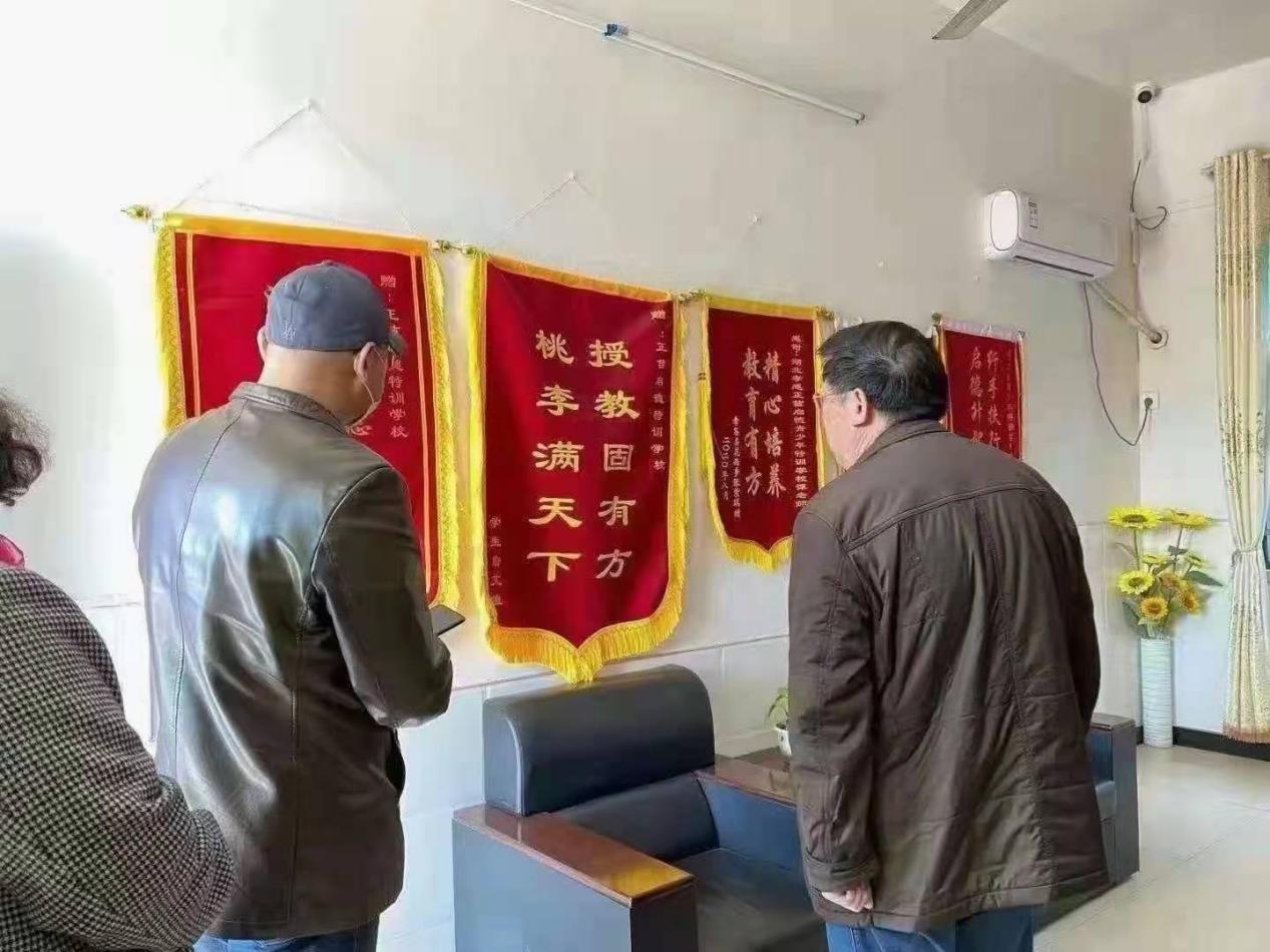 关工委领导来学校参观